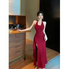 批发实拍御姐风情万种开叉连衣裙法式漂亮独特红色挂脖V领包臀长裙子