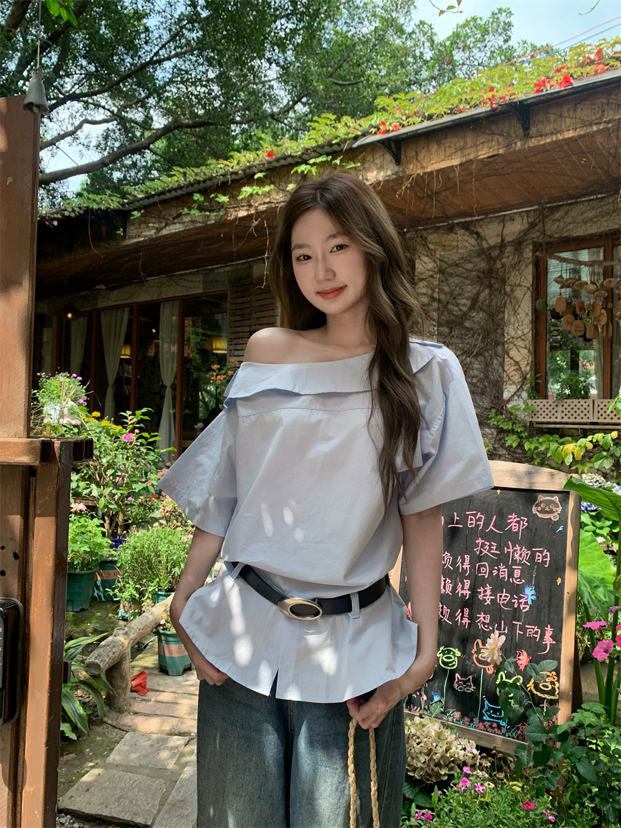 실사 정가 새로운 Chic 디자인 센스 비스듬한 어깨 파란색 디스플레이 화이트 반팔 셔츠