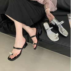 批发香港仙女拖鞋女外穿高级感2025夏季新款水钻夹趾一字平底凉拖鞋潮