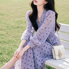 批发2026夏季新款法式温柔气质海边度假显瘦紫色碎花收腰连衣<b class='q'>裙子</b>女装