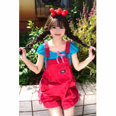 批发元气多巴胺<b class='q'>背带裤</b>女夏季2025新款减龄可爱小个子红色阔腿牛仔短裤