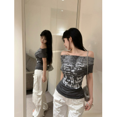批发实拍实价  辣妹风趣味印花<b class='q'>一字肩</b>斜肩两穿微透收腰设计感上衣女