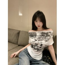 批发实拍实价  辣妹风趣味印花<b class='q'>一字肩</b>斜肩两穿微透收腰设计感上衣女