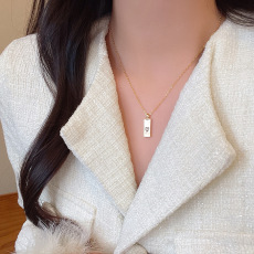 批发轻奢小众简约方形吊牌项链女韩系爆款精致锆石爱心钛钢锁骨链颈链