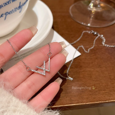 批发韩系爆款幸运字母W钛钢项链轻奢小众超仙气质网红同款锁骨链颈链