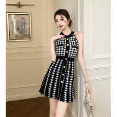 实拍赫本风法式黑色a字挂脖连衣裙女夏收腰显瘦气质小黑裙针织裙