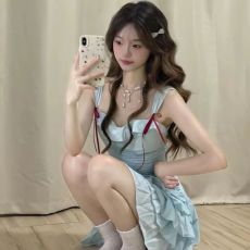 批发设计感露背<b class='q'>连衣裙</b>夏季2026网红爆款褶皱别致蛋糕裙不规则短裙子女