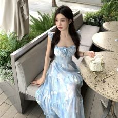 批发甜美小飞袖<b class='q'>连衣裙</b>夏季2026新款方领掐腰显瘦碎花露背系带长裙子女