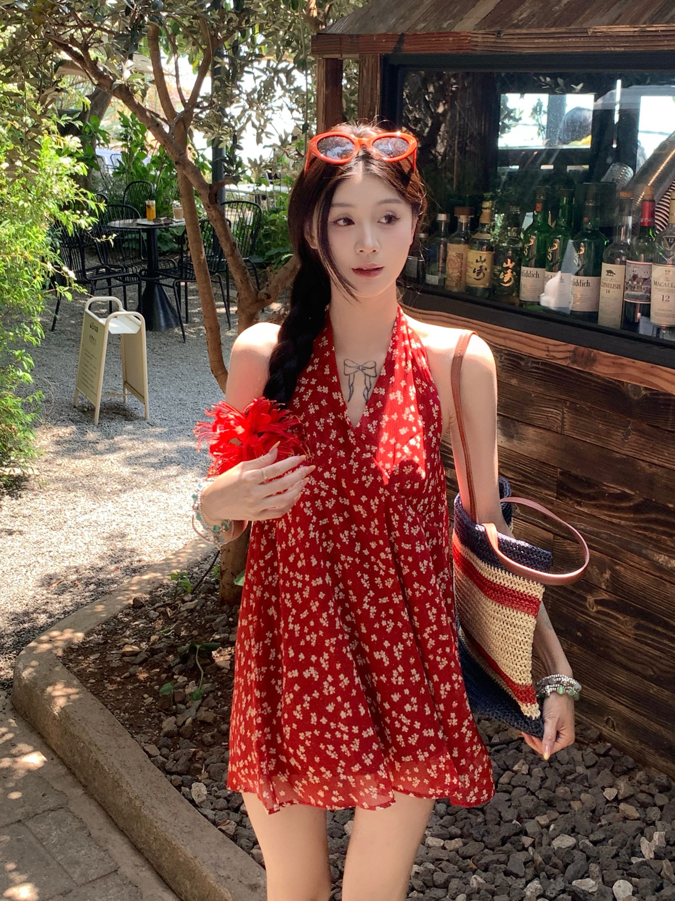 실사 달콤함 연령 감소 빨간색 꽃무늬 행침 목 스트랩 백리스 디자인 센스 작은 셔츠 조끼 여성 슬림해 보이는 맨위