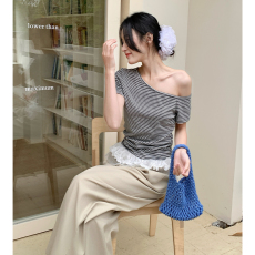 批发实拍夏季韩系斜肩条纹短袖<b class='q'>t</b><b class='q'>恤</b>拼接蕾丝边上衣女高级感打底衫