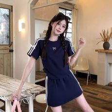 批发2025新款运动风时尚套装女夏季显瘦休闲短袖<b class='q'>上衣</b>包臀半身裙两件套