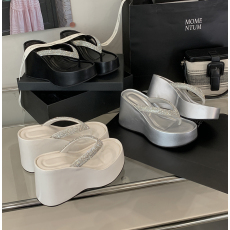 批发2025夏街拍爆款时尚松糕底外穿女拖增高厚底人字托水钻套指凉拖