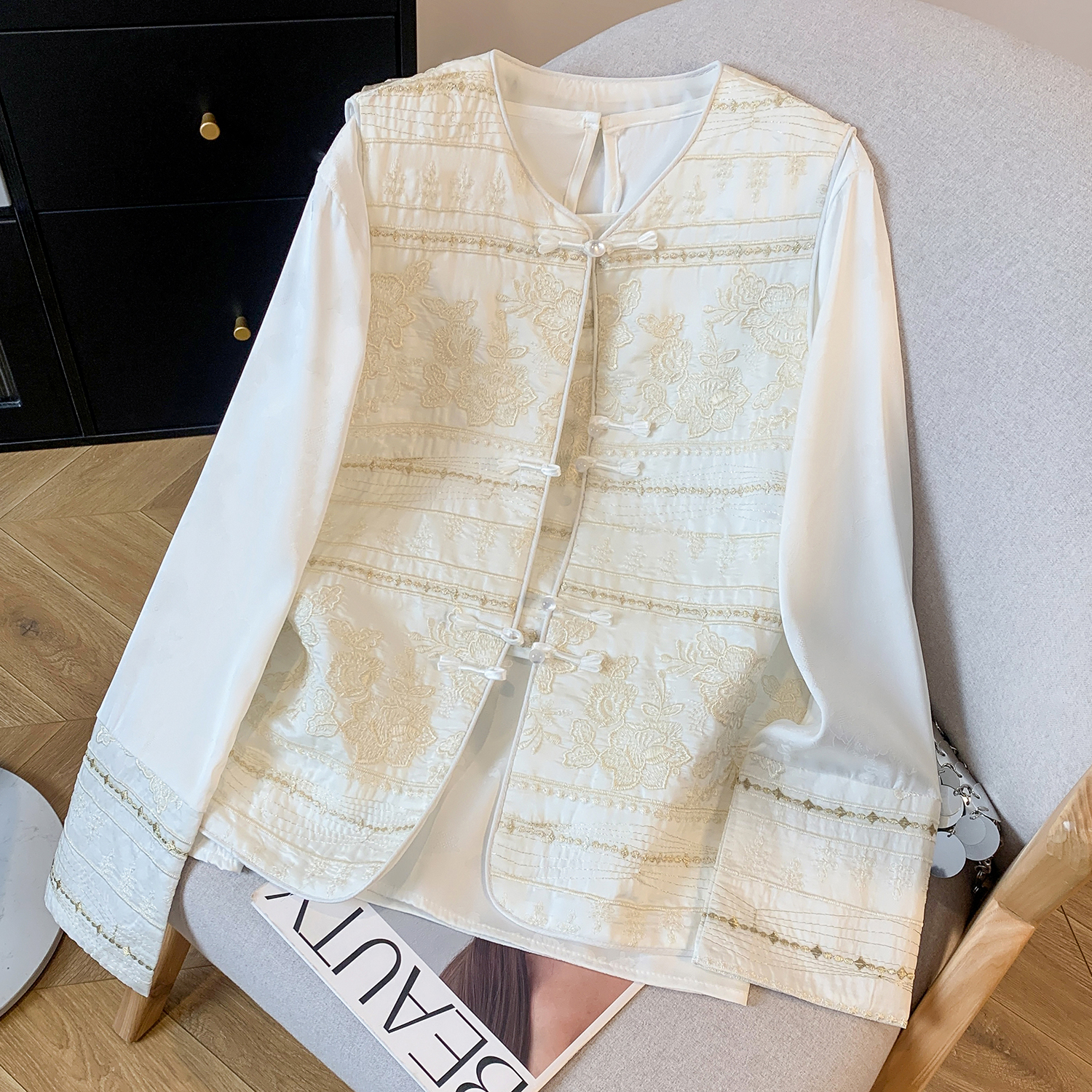 실사 새로운 중식 국풍 자수 베스트 세트 여성 2026 새로운 고급 화이트 다용도 품격 t 투피스 세트