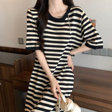 批发实拍大码女装春夏新款高级感条纹连衣裙胖MM宽松显瘦开叉<b class='q'>T</b><b class='q'>恤</b>长裙