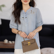 批发限价+12+小视频  法式镂空V领蓝色短袖<b class='q'>衬衫</b>女夏季2025新款洋气