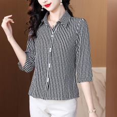 批发2026夏装条纹中袖衬衫妈妈宽松减龄上衣衬衣时尚洋气<b class='q'>中老年</b>人衬衣