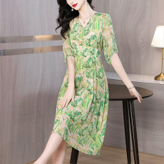 批发显气质收腰真丝长裙女2026夏装新款v领印花法式优雅<b class='q'>桑蚕丝</b><b class='q'>连衣裙</b>