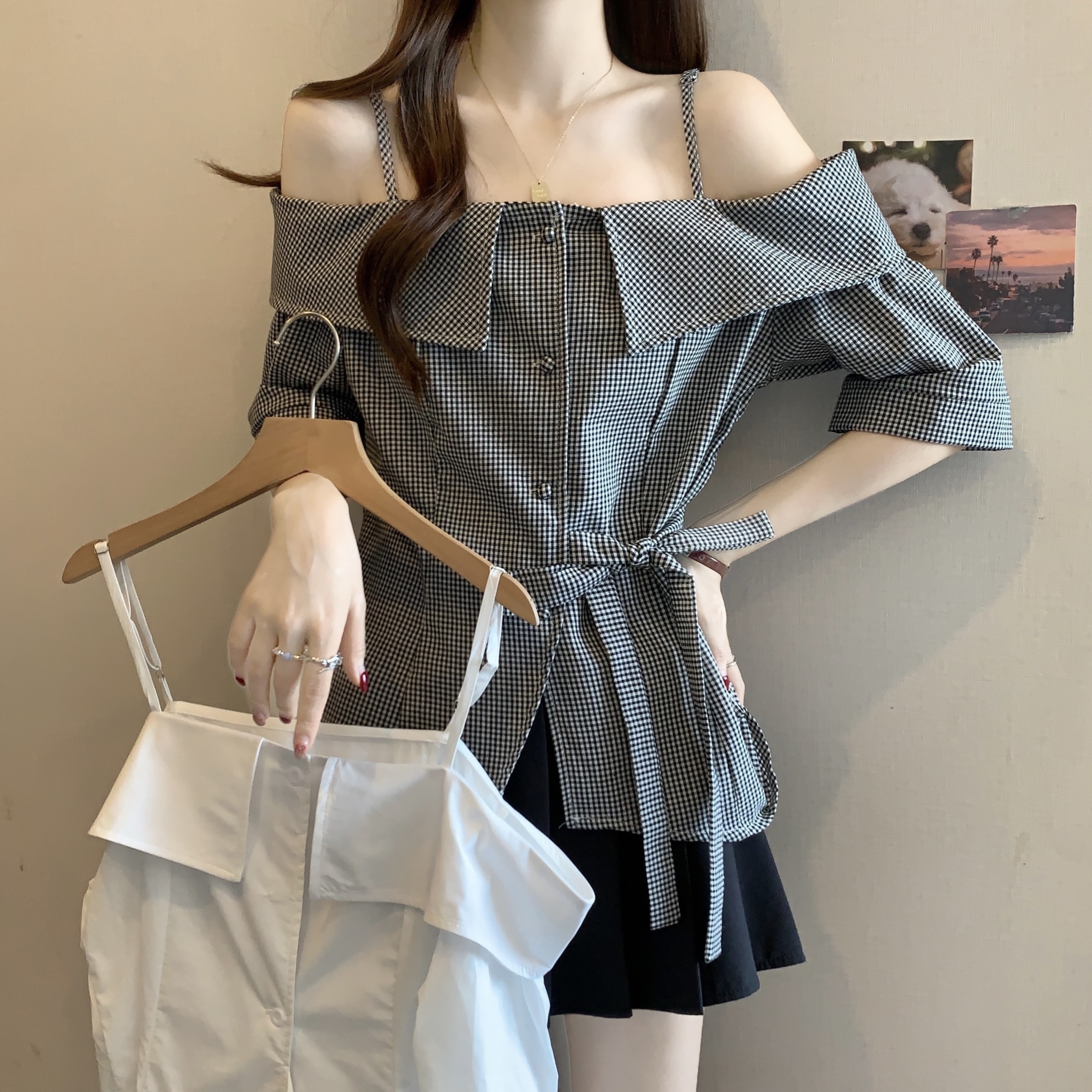 FA37168# 法式翻领格纹吊带一字肩衬衫女夏季新款绑带收腰显瘦露肩上衣 服裝批發女裝批發服飾貨源