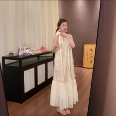 批发超火绝美独特立体花朵刺绣挂脖仙女裙2025<b class='q'>夏</b>新品<b class='q'>亲子装</b>显瘦连衣裙