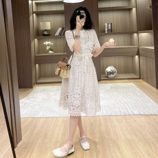 批发十三行品质 夏季法式小众轻熟风镂空白色<b class='q'>连衣裙</b>单排扣中<b class='q'>长裙</b>