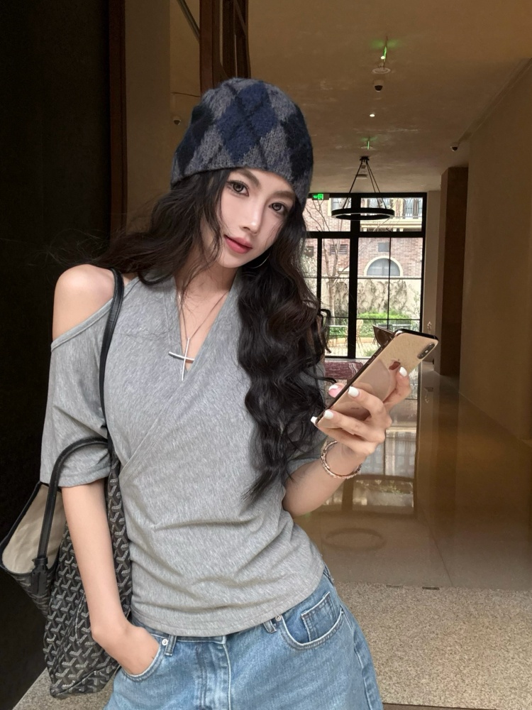 실사 핫걸 행침 목 반팔 티셔츠 여성 봄 디자인 센스 십자가 오프숄더 몸매 가꾸기 슬림해 보이는 맨위