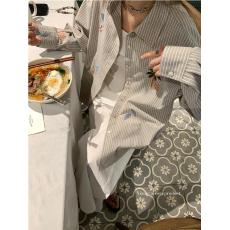 批发香菜不加辣XIANGCAI杏色<b class='q'>条纹</b>绣花<b class='q'>衬衫</b>女春季慵懒风宽松上衣外套