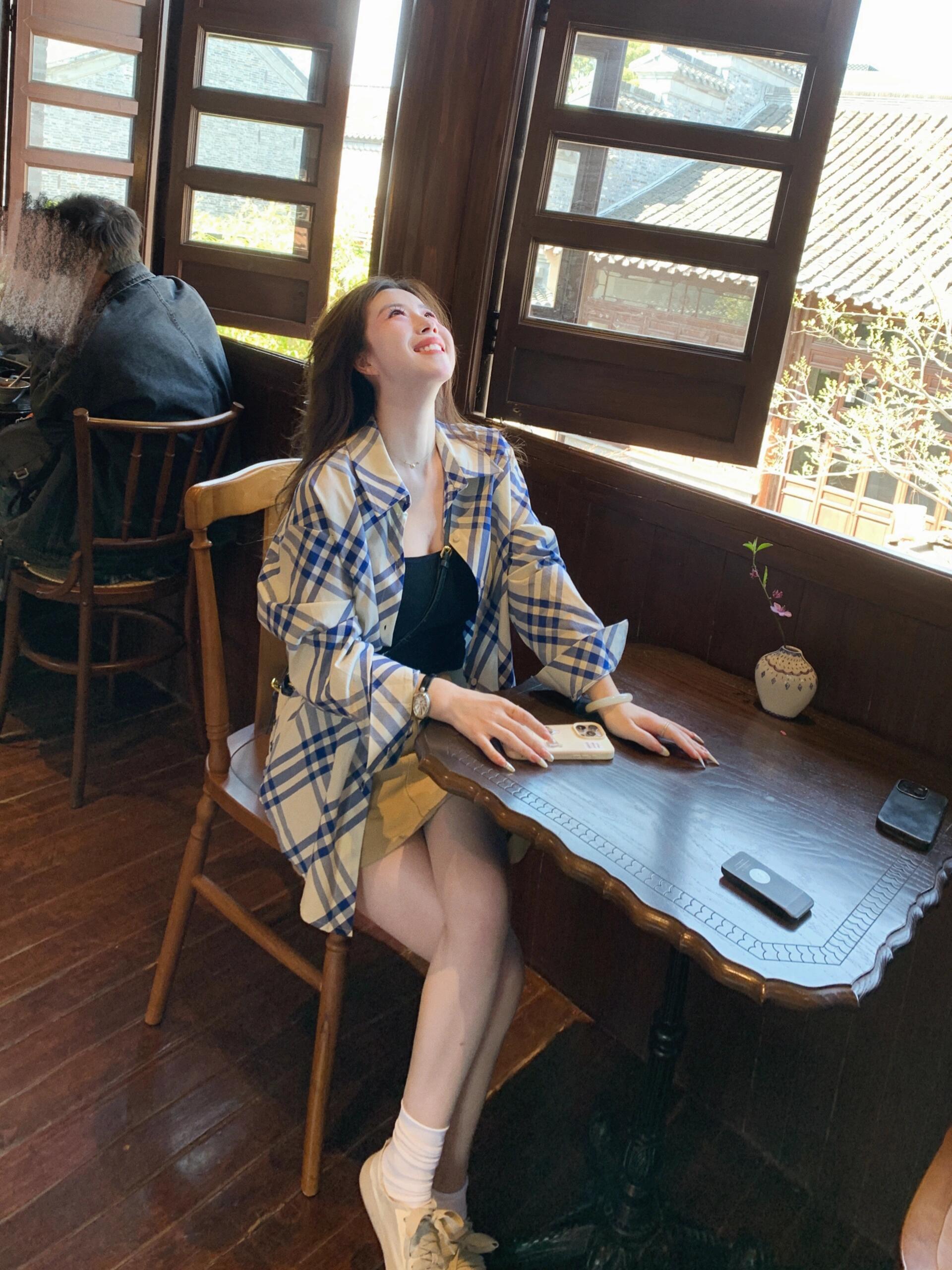 패치워크 색상 블루 화이트 체크무늬 싱글 줄 버튼 폴로 칼라 셔츠 재킷 여름 새로운 휴가 바람 품격 작은 대중 맨위 ins