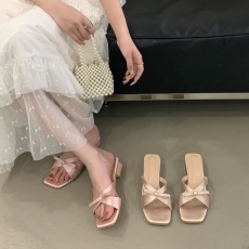 批发2026新款法式方头露趾凉拖鞋女绝美蝴蝶结仙女风后空外穿粗跟凉鞋