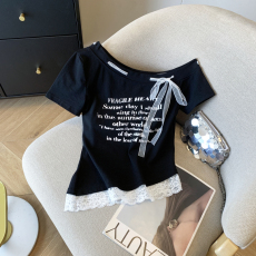 批发实拍  设计感小众<b class='q'>露肩</b>漏锁骨字母印花蕾丝拼接洋气短袖T恤女