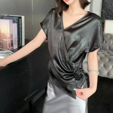 批发实拍醋酸缎面压花肌理感<b class='q'>蝙蝠衫</b>花朵交叉V领连袖收腰压褶上衣