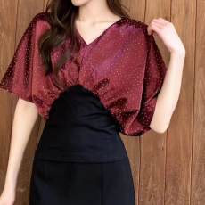 批发实拍小个子短袖<b class='q'>蝙蝠衫</b>设计感V领上衣新款烫钻气质T恤收腰上衣