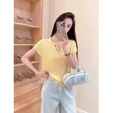 批发小鸡黄V领彩色纽扣短袖针织衫女夏季多巴胺穿搭甜辣妹正肩T恤上衣