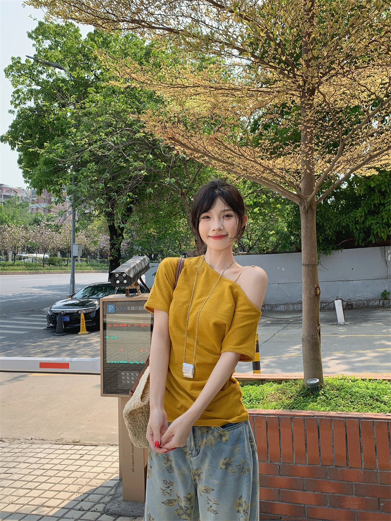 지금 실사 슈퍼 디스플레이 화이트 비스듬한 어깨 낟알 심황 색상 반팔 티셔츠 맨위 여성