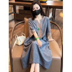 批发新中式国风刺绣V领<b class='q'>连衣裙</b>女2026夏季新款宽松显瘦休闲气质长裙子