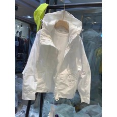 批发<b class='q'>春</b>秋新款时尚纯色连帽冲锋衣女又a又飒风衣百搭防晒宽松夹克外套