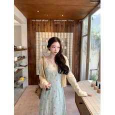 批发2025夏季<b class='q'>女</b>装茶歇法式度假风白色碎花吊带<b class='q'>连衣裙</b>