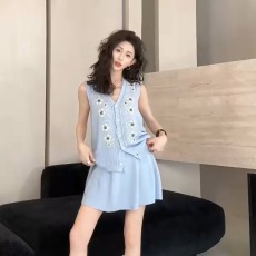 批发2026春<b class='q'>夏</b>海蒂日记重工V领绣花针织马甲上衣女休闲风高腰短裙套装