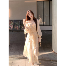 批发夏季气质泡泡袖v领印花黄色<b class='q'>连衣裙</b>长款度假风沙滩裙两件套 含吊带