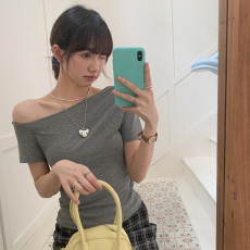 批发实拍实价斜肩短袖t恤女2025夏季新款设计感百搭修身显瘦露肩上衣
