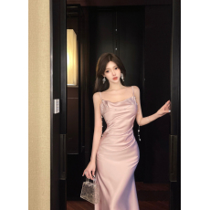 批发实拍设计感链条装饰高级感名媛性感缎面垂感吊带<b class='q'>连衣裙</b>