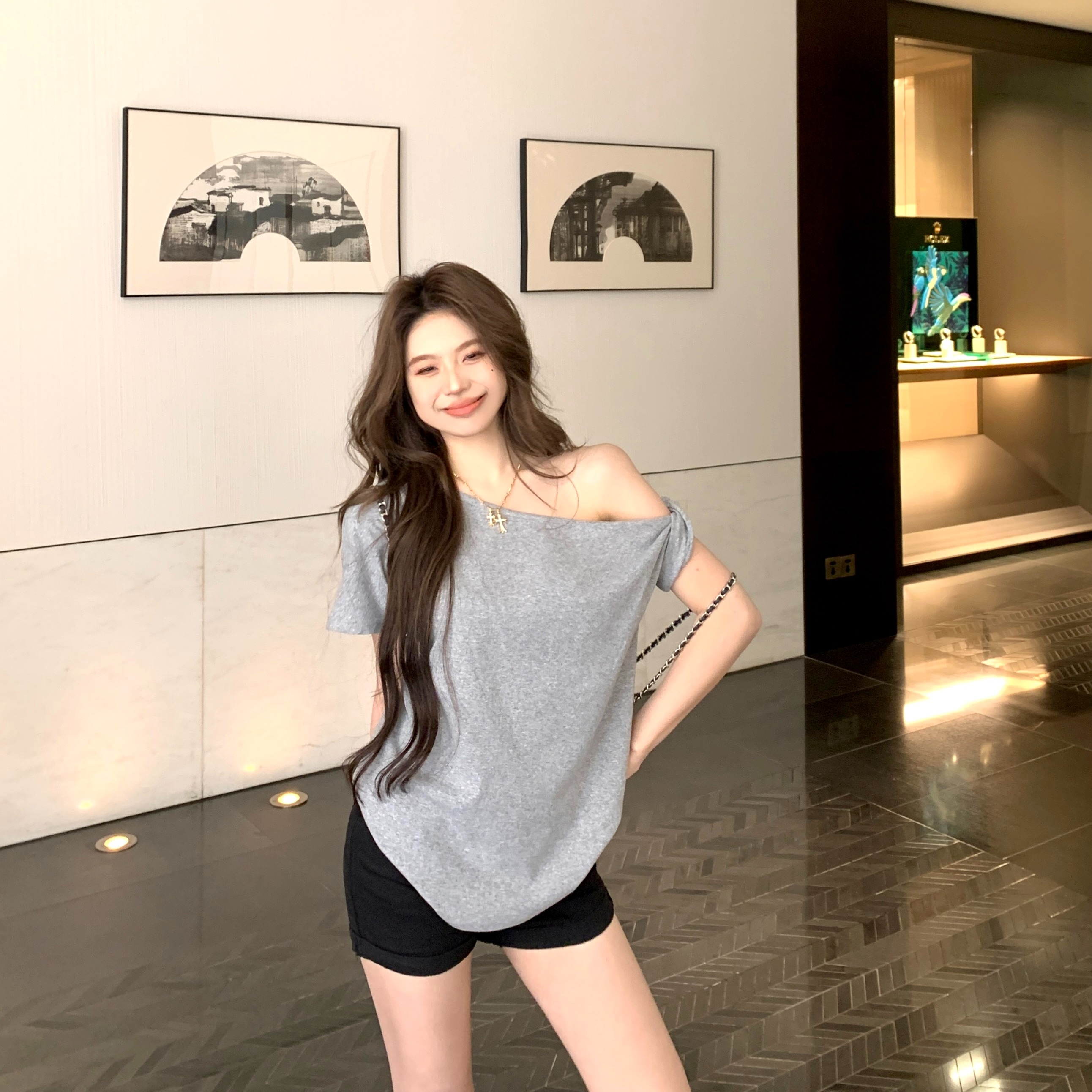 실사 정가 디자인 센스 명중 트위스트 비스듬한 어깨 반팔 후드티 티셔츠 여성 허리 수축 오프숄더 쇼트 스타일 맨위 여름
