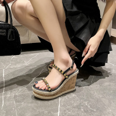 批发坡跟高跟鞋女2025夏季新款松糕厚底一字扣带时尚铆钉麻绳罗马凉鞋