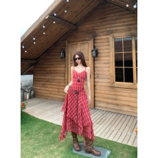 批发实拍实价 法式度假风红色<b class='q'>格</b>子氛围感复古不规则吊带<b class='q'>连衣裙</b>配腰带