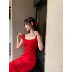 批发新款法式高级感红色碎花吊带<b class='q'>连衣裙</b>女夏季海边度假鱼尾