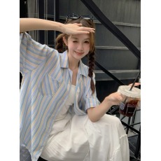 批发实拍夏日盐系蓝条纹短袖衬衫女2026年<b class='q'>韩版</b>显瘦慵懒宽松直筒<b class='q'>西装</b>领