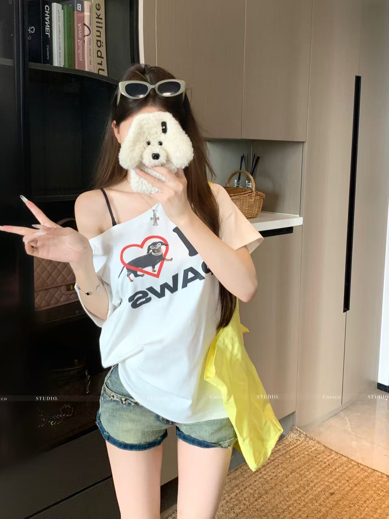 실사 아메리칸 핫걸 비스듬한 어깨 티셔츠 여성 여름 알파벳 프린트 디자인 센스 반팔 루즈핏 오프숄더 맨위