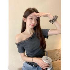批发蕾丝花边斜肩短袖T恤女夏纯欲风修身显瘦设计感露肩上衣