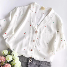 批发品牌撤柜清仓捡漏法式减龄草莓印花短袖上衣女西装领气质白色<b class='q'>衬衫</b>