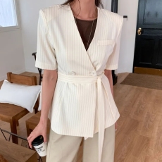 批发INS <b class='q'>夏</b>季法式高级感复古V领两粒扣腰带修身条纹短袖夹克西装外套