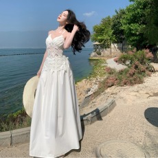 批发实拍<b class='q'>泰国</b>云南旅游小众蕾丝拼接吊带连衣裙显瘦气质礼服长裙度假风